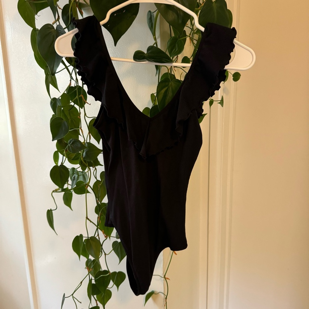 Aritzia Wilfred ruffle sleeve bodysuit tank